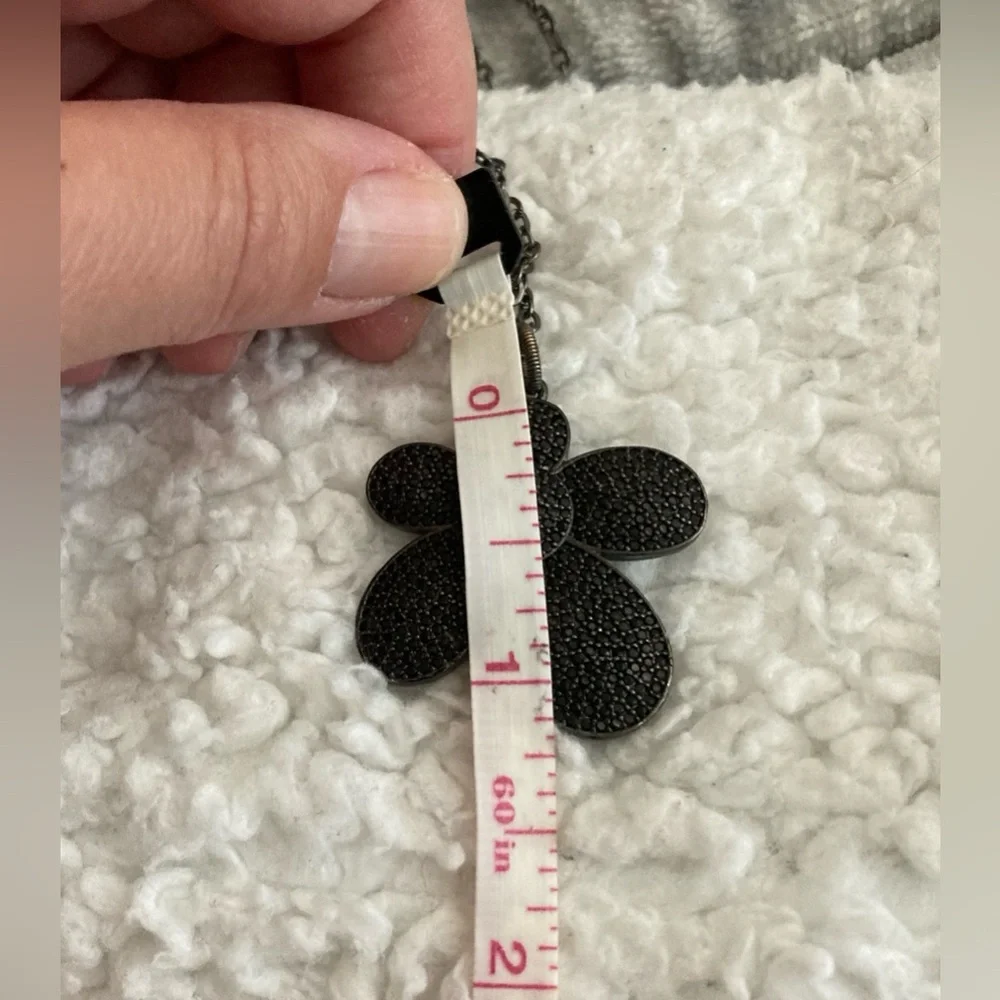 Black Flower necklace - Picture 6 of 7